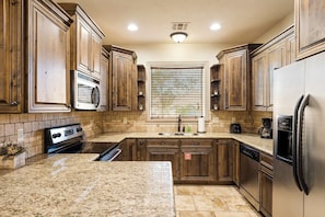 Condo, Multiple Beds, Patio, Mountain View (Coral Springs Getaway) | Private kitchen | Fridge, microwave, oven, stovetop