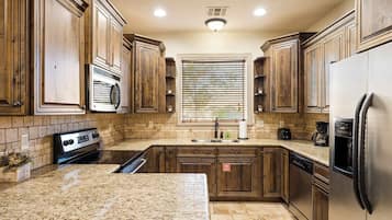Condo, Multiple Beds, Patio, Mountain View (Coral Springs Getaway) | Private kitchen | Fridge, microwave, oven, stovetop