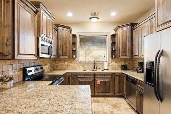 Appartamento, letti multipli, patio, vista montagna (Coral Springs Getaway) | Cucina privata | Frigorifero, microonde, forno, piano cottura