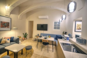 Unclassified image, 4 of 21, button