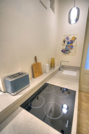 Geladeira, micro-ondas, cafeteira/chaleira, chaleira elétrica