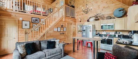 Cabin, Multiple Beds, Hot Tub, Mountain View | Living area