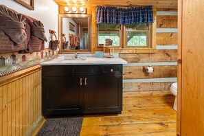 Cabin, Multiple Beds, Hot Tub, Mountain View | Bathroom | Towels