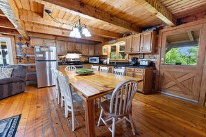 Cabin, Multiple Beds, Hot Tub, Mountain View | Dining