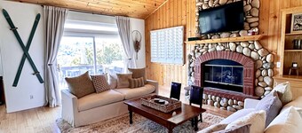 Gorgeous Fully Stocked Cabin with Views!