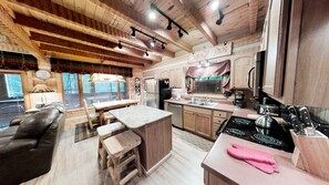 小屋, 多張床, 熱水浴缸, 山景 | 私人廚房 | 電冰箱、微波爐、烤箱、爐台