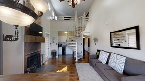 Living area - Smoky Top Summit (Gatlinburg)