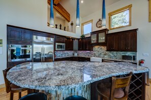 冷蔵庫、電子レンジ、オーブン、コンロ