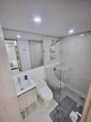 Dusche, Haartrockner, Handtücher, Toilettenpapier