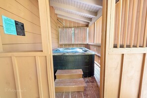 Cabaña, varias camas, bañera de hidromasaje, vistas a la montaña | Interior