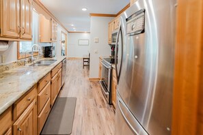 Casa, varias camas, hidromasaje, vista a la montaña | Cocina privada | Refrigerador, microondas, horno y parrilla de estufa 