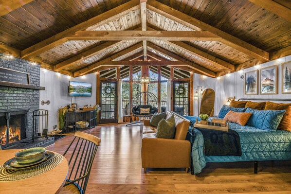 40-inch TV with cable channels, fireplace - Cliff Haven (Townsend)