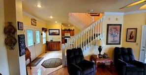 Cabaña, varias camas, hidromasaje, vista a la montaña | Área de sala de estar | Televisión de 40 pulgadas con canales por cable y chimenea