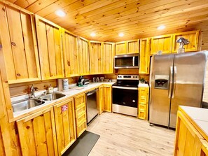 小屋, 1 张特大床, 厨房, 山景 | 私人厨房 | 冰箱、微波炉、烤箱、炉灶