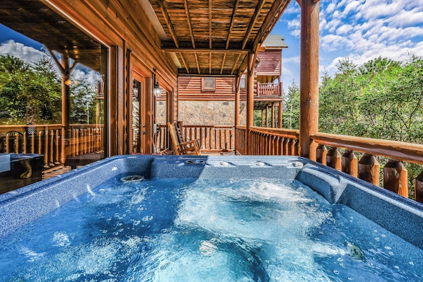 Outdoor spa tub - Extravagant View (Sevierville)