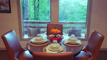 Cottage, Multiple Beds, Hot Tub, Mountain View | Dining