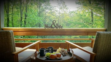 Cottage, Multiple Beds, Hot Tub, Mountain View | Dining