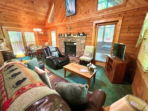 小屋, 多張床, 熱水浴缸 | 起居區 | 40-吋電視、有線頻道、壁爐