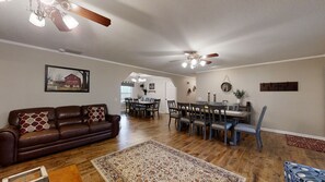 House, Multiple Beds, Hot Tub, Mountain View | Dining