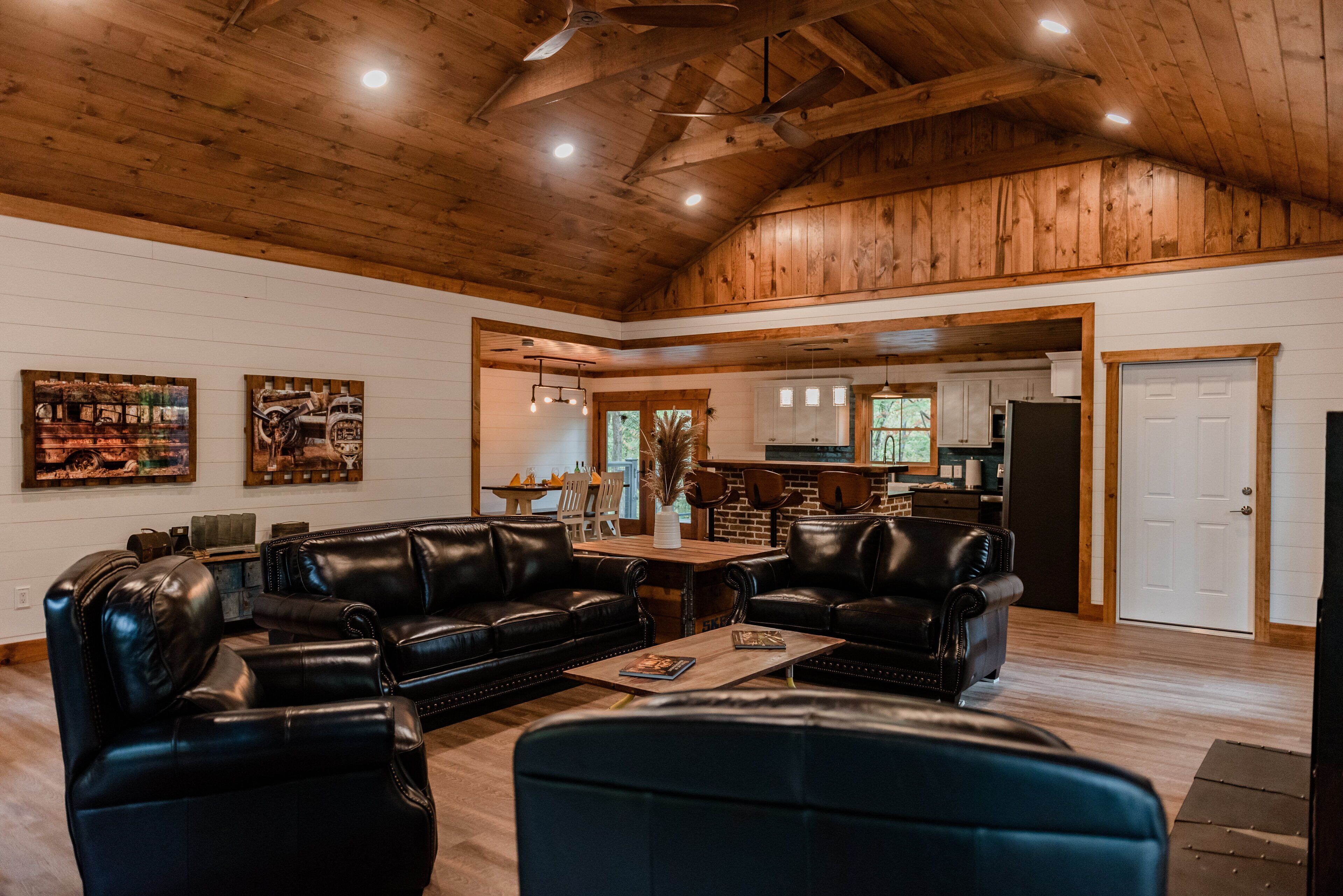 40 吋電視連有線電視頻道、壁爐