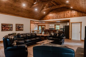 En 40-tommers TV med kabel-kanaler samt peis