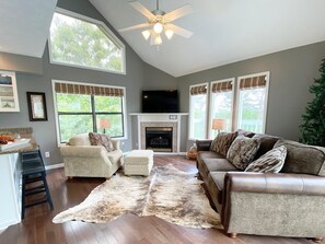 40-inch TV with cable channels, fireplace - Amazing Sunsets (Pigeon Forge)