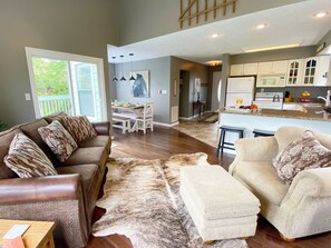 40-inch TV with cable channels, fireplace - Amazing Sunsets (Pigeon Forge)