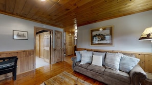 小屋, 多張床, 熱水浴缸, 山景 | 起居區 | 40-吋電視、有線頻道、壁爐