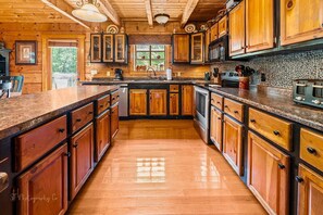 Cabaña, varias camas, hidromasaje, vista a la montaña | Cocina privada | Refrigerador, microondas, horno y parrilla de estufa