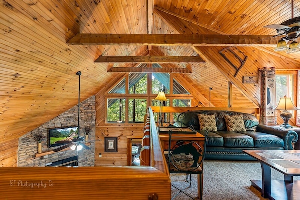 Cabaña, varias camas, hidromasaje, vista a la montaña | Área de sala de estar | Televisión de 40 pulgadas con canales por cable y chimenea