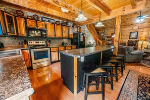 Cabaña, varias camas, hidromasaje, vista a la montaña | Cocina privada | Refrigerador, microondas, horno y parrilla de estufa