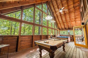 Game room - Smoky Mountain Lodge (Sevierville)