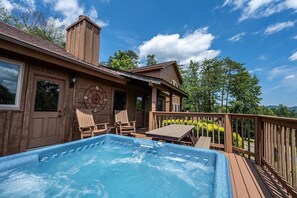 Outdoor spa tub - Hunter Jack's (Sevierville)