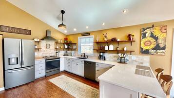 House, Multiple Beds, Hot Tub, Mountain View | Private kitchen | Fridge, microwave, oven, stovetop