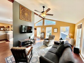 House, Multiple Beds, Hot Tub, Mountain View | Living area | 40-inch TV with cable channels