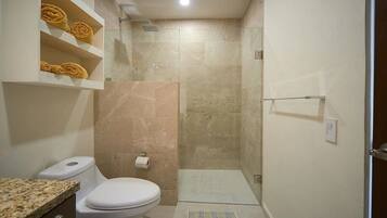 Loft Confort | Baño | Regadera y toallas