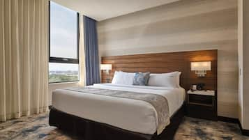 Executive Suite | Hypo-allergenic bedding, pillow-top beds, minibar, in-room safe