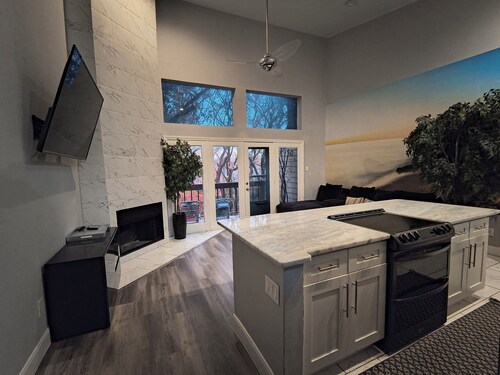 2-bedroom condo just 9 minutes drive to Galleria Dallas