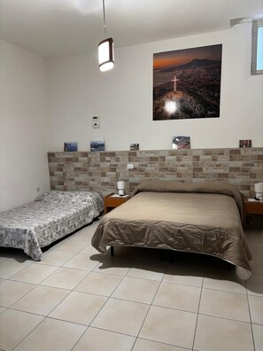 1 chambre, fer et planche à repasser, Wi-Fi gratuit, draps fournis