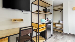 A compact hotel room with a kitchenette, a flat-screen TV, a wooden desk, and a chair. - Lago Zirahuén By HomiRent (Mexico City)