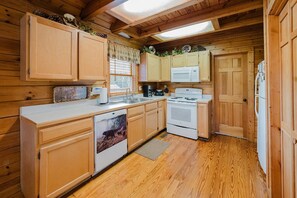 Cabaña, varias camas, hidromasaje | Cocina privada | Refrigerador, microondas, horno y parrilla de estufa