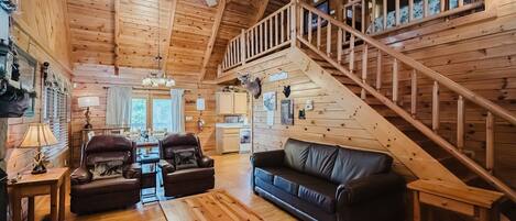 Huisje, Meerdere bedden, bubbelbad | Woonruimte | Een 40-inch televisie met kabelzenders en een open haard