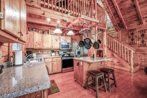 เคบิน, หลายเตียง, อ่างน้ำร้อน, วิวภูเขา | ครัวส่วนตัว | ตู้เย็น, ไมโครเวฟ, เตาอบ, เตาประกอบอาหาร