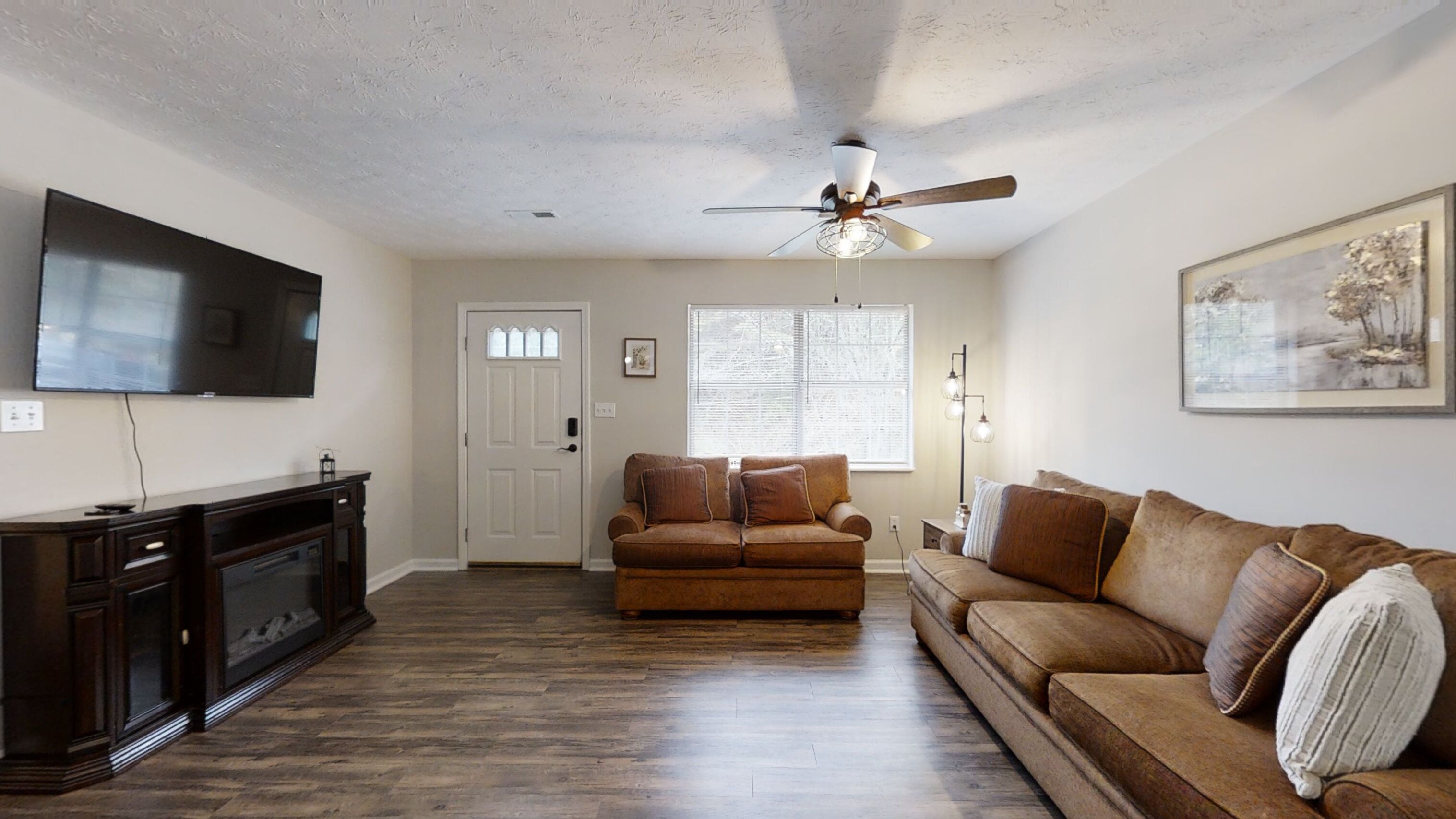 Rumah, Beberapa Tempat Tidur, perapian, pemandangan kota | Area keluarga | Televisi 40-inci dengan saluran TV digital dan perapian