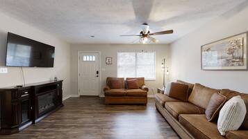 Rumah, Beberapa Tempat Tidur, perapian, pemandangan kota | Area keluarga | Televisi 40-inci dengan saluran TV digital dan perapian