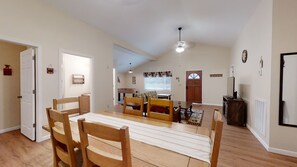 Hytte, flere senger, peis | Eget kjøkken | Kjøleskap, mikrobølgeovn, ovn og kokeplater