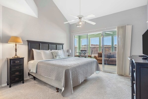 Condo, varias camas, cocina, vista al campo de golf (Family Retreat on the Fairways) | 3 habitaciones, decoración personalizada y muebles diferentes