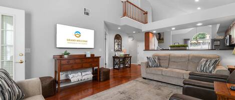 Appart'hÎtel, plusieurs lits, cuisine, vue golf (The 12th Green View) | Coin séjour | Télévision à écran plat de 42 pouces avec chaßnes numériques