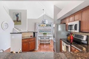 Condo, varias camas, cocina, vista al campo de golf (Family Retreat on the Fairways) | Cocina privada | Cafetera y tetera