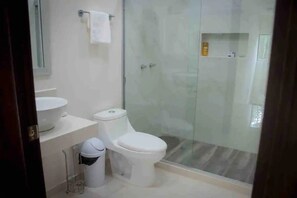 Comfort-Apartment, 1 Schlafzimmer | Badezimmer | Dusche, Handtücher